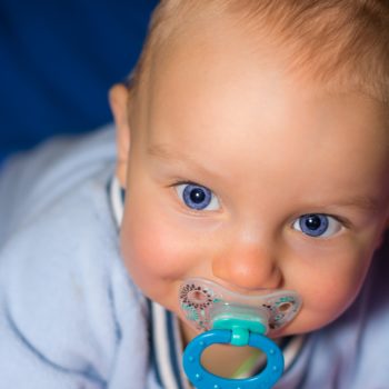 Baby mit Schnuller
