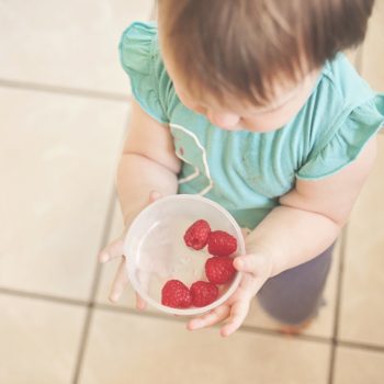 Beikosteinführung: Kind hält Schale mit Früchten