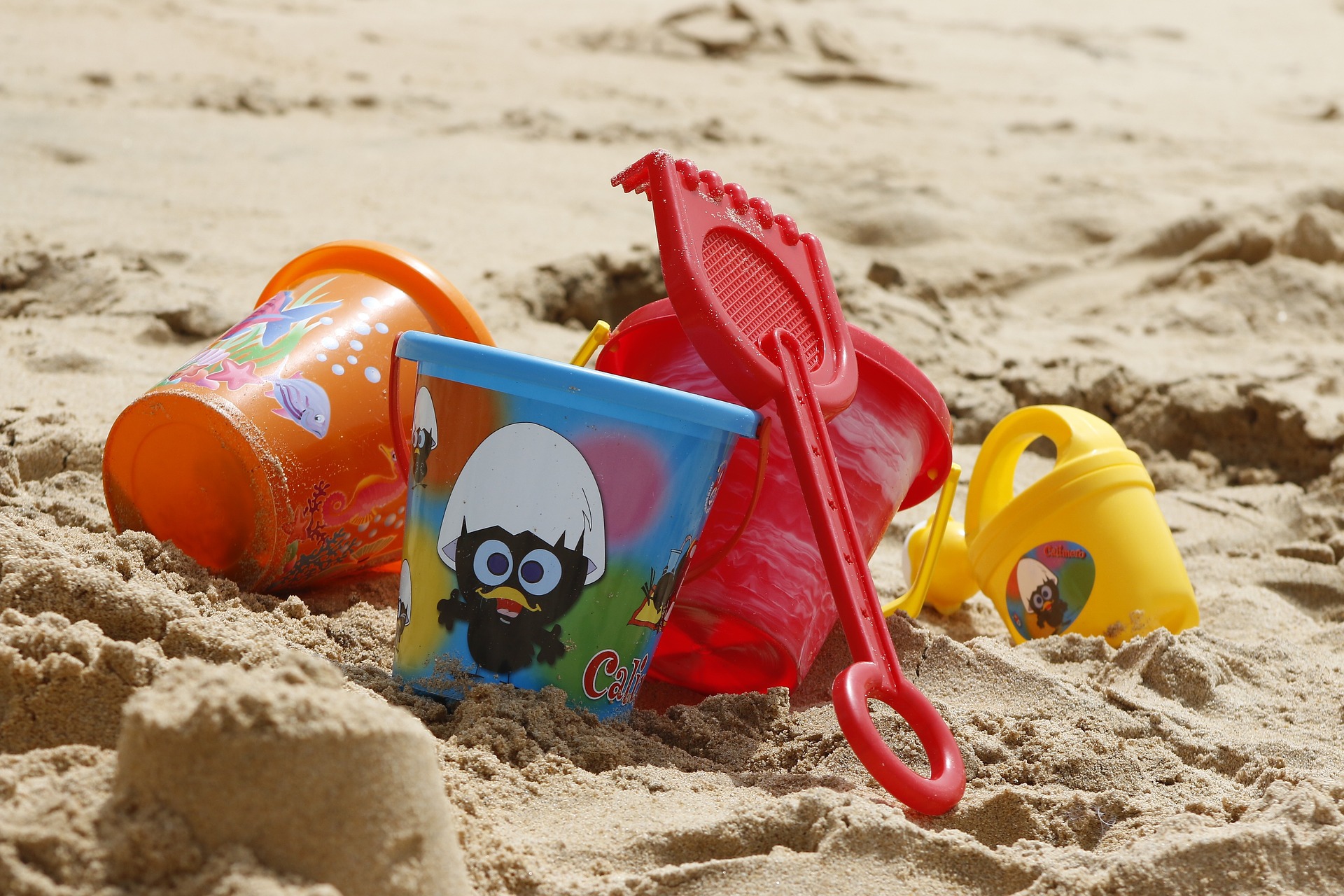 Kinder-Spielzeuge im Sand; Eimer, Schaufel