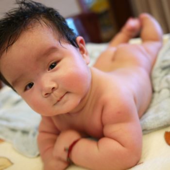 Baby schaut ruhig und gelassen