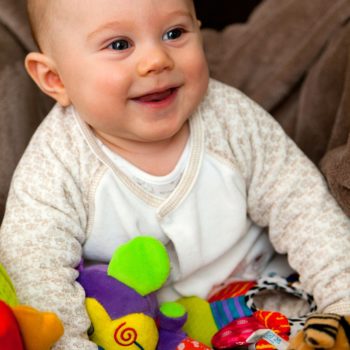 Baby sitzt und lacht