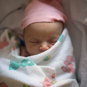 Einschlafhilfe: Baby ist gepuckt