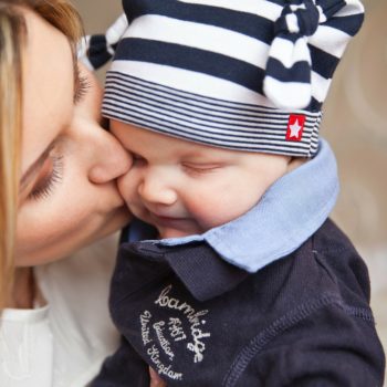 Einschlafhilfe: Mutter küsst Baby