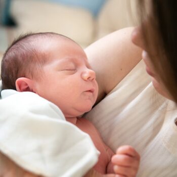 Die Bedeutung von ausreichendem Schlaf für Babys: Entwicklung, Gesundheit und Elternschaft