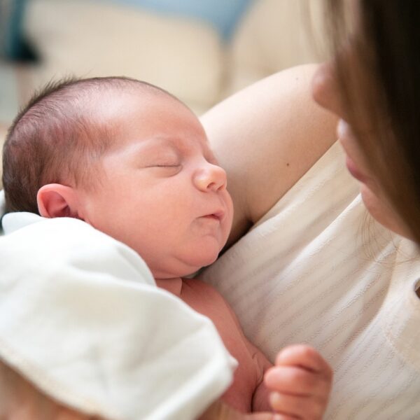 Die Bedeutung von ausreichendem Schlaf für Babys: Entwicklung, Gesundheit und Elternschaft